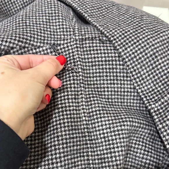 Elegant Black and White Houndstooth Hooded Coat - Picture 8 of 9